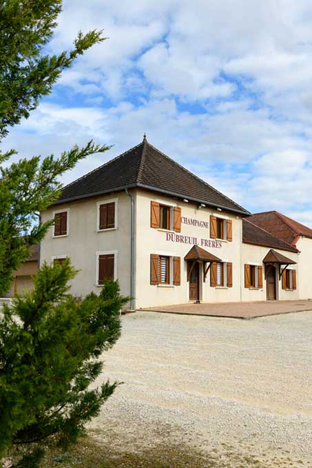 Maison de Champagne Dubreuil Frères, production, mise en bouteille dans la région grand-est, dans l'Aube à Courteron